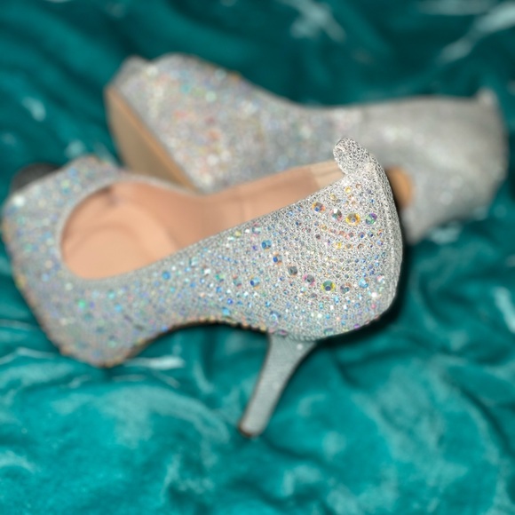 NEW Silver Heels with iridescent gems. Dream Pair size 5 1/2 - Picture 8 of 11
